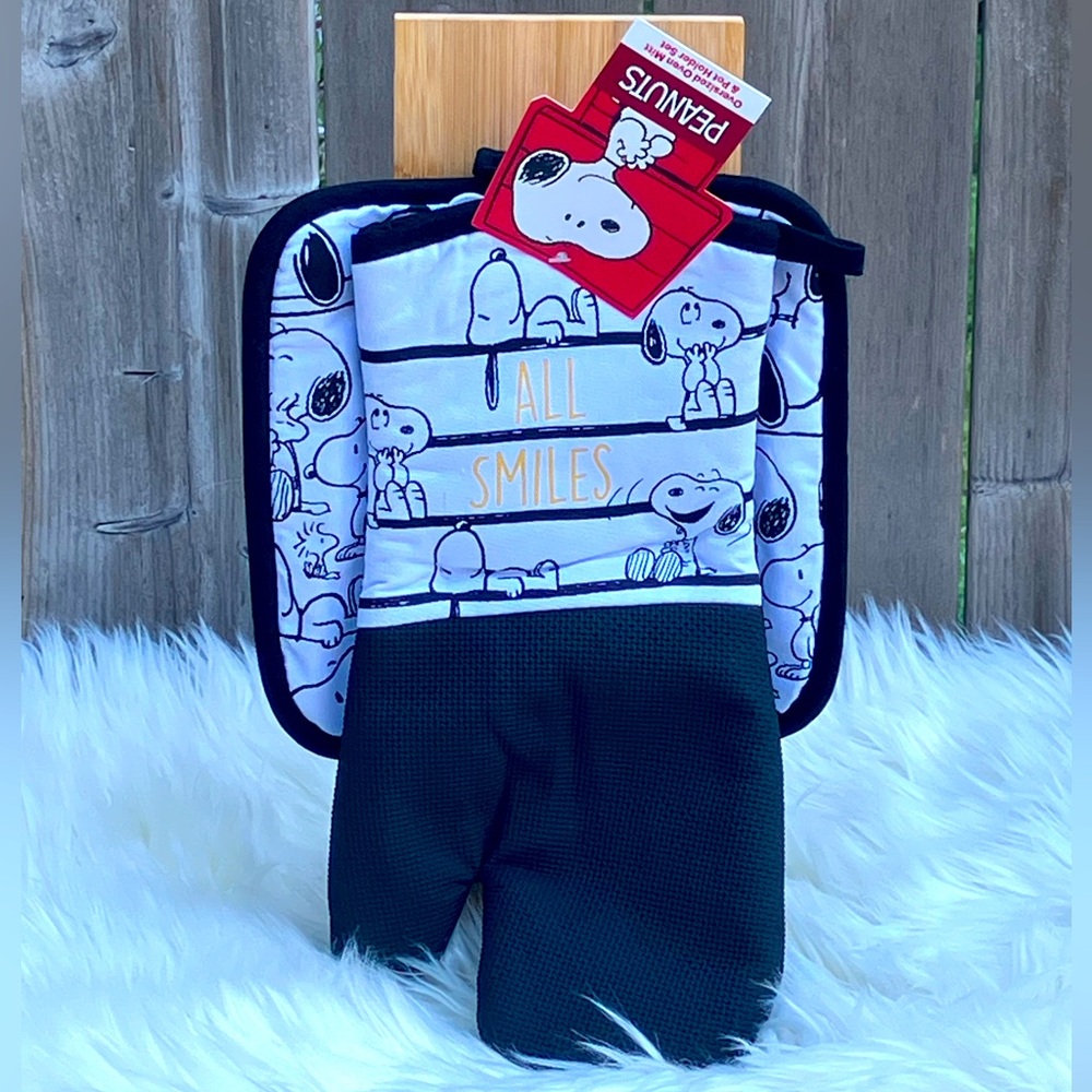 Peanuts Snoopy Oversized Oven Mitt & Pot Holder Set